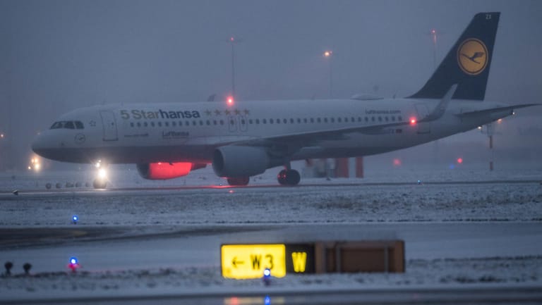 Eine Lufthansa-Maschine auf dem Rollfeld des Frankfurter Flughafens am Montagmorgen: Mehr als 175 Flüge mussten wegen des Winterwetters annuliert werden.
