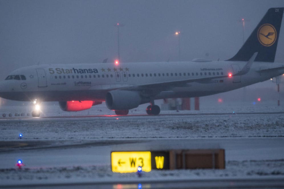 Eine Lufthansa-Maschine auf dem Rollfeld des Frankfurter Flughafens am Montagmorgen: Mehr als 175 Flüge mussten wegen des Winterwetters annuliert werden.