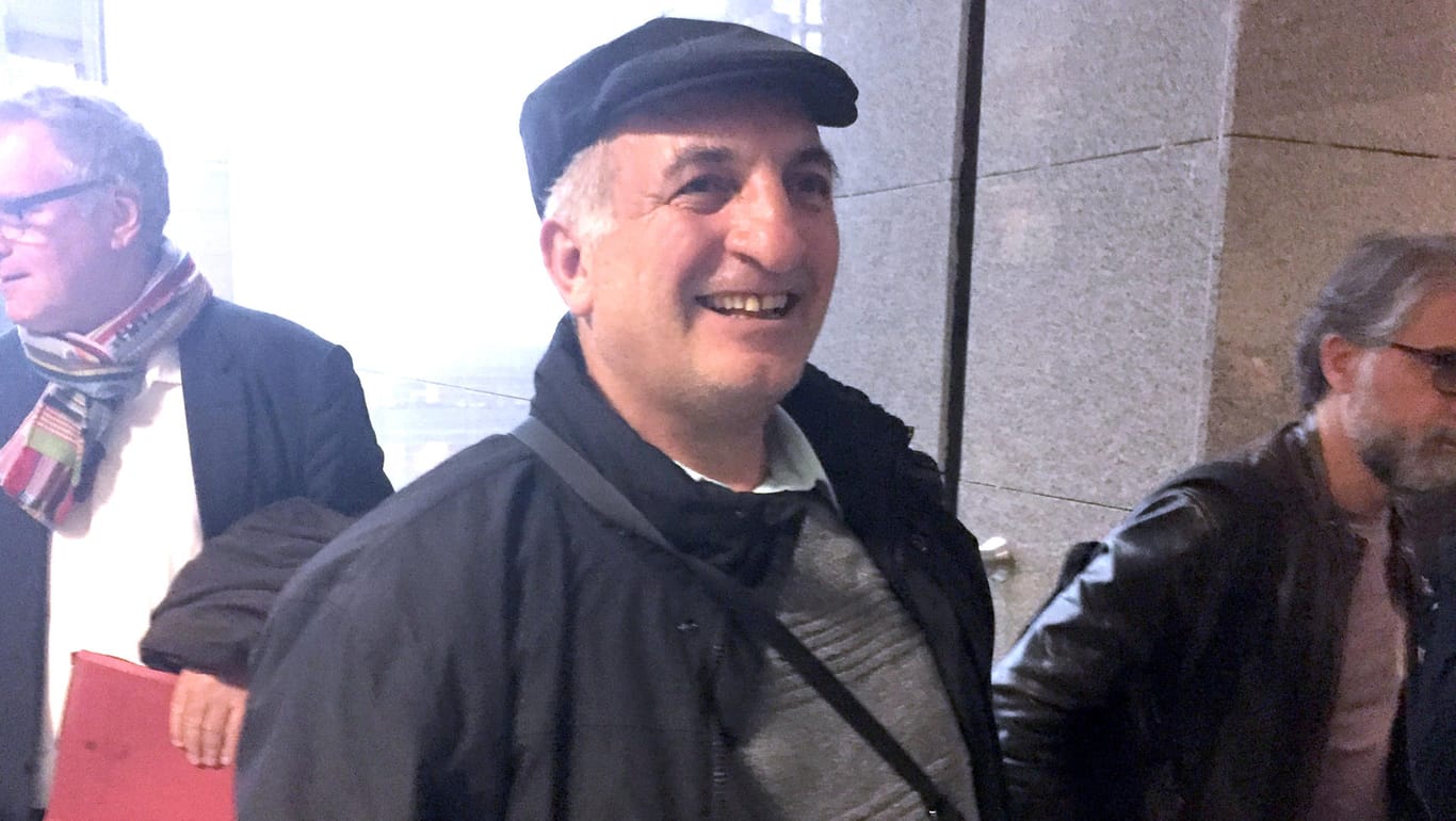 Ali Riza Tolu, der Vater von Mesale Tolu, freute sich nach der Urteilsverkündung in Istanbul sichtlich.
