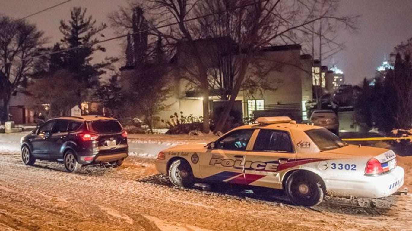 Ein Polizeiauto vor dem Haus des Pharma-Milliardärs Bernard "Barry" Sherman in Toronto.