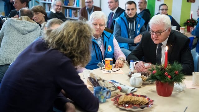 Frank-Walter Steinmeier (r) unterhält sich mit Mitarbeitern und Obdachlosen. Frank-Walter Steinmeier (r) unterhält sich mit Mitarbeitern und Obdachlosen.