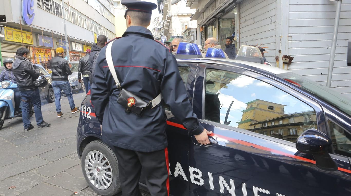 Schießerei in Neapel: Ein Carabiniere bewacht eine Straße, in der es zuvor eine Schießerei unter Mafiosi gegeben hatte.