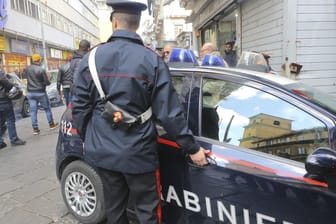 Schießerei in Neapel: Ein Carabiniere bewacht eine Straße, in der es zuvor eine Schießerei unter Mafiosi gegeben hatte.