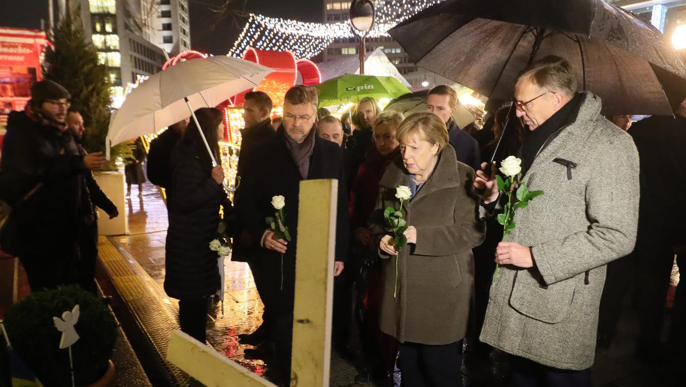 Bundeskanzlerin Angela Merkel auf dem Breitscheidplatz in Berlin: Die CDU-Politikerin legte hier eine weiße Rose zum Andenken an die Opfer des Terroranschlags nieder. Bundeskanzlerin Angela Merkel auf dem Breitscheidplatz in Berlin: Die CDU-Politikerin legte hier eine weiße Rose zum Andenken an die Opfer des Terroranschlags nieder.