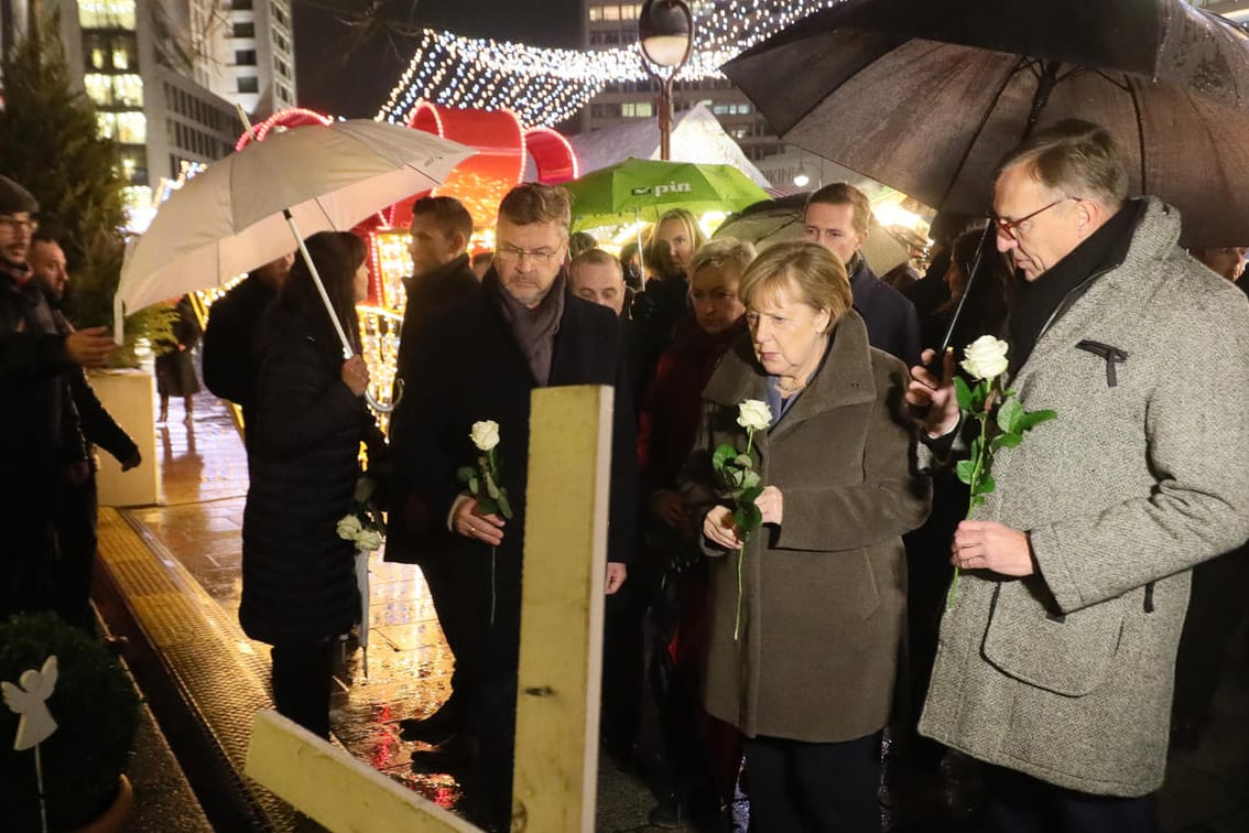 Bundeskanzlerin Angela Merkel auf dem Breitscheidplatz in Berlin: Die CDU-Politikerin legte hier eine weiße Rose zum Andenken an die Opfer des Terroranschlags nieder.