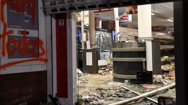 Blick in einen geplünderten Supermarkt im Hamburger Schanzenviertel.