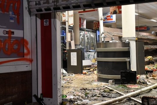 Blick in einen geplünderten Supermarkt im Hamburger Schanzenviertel.