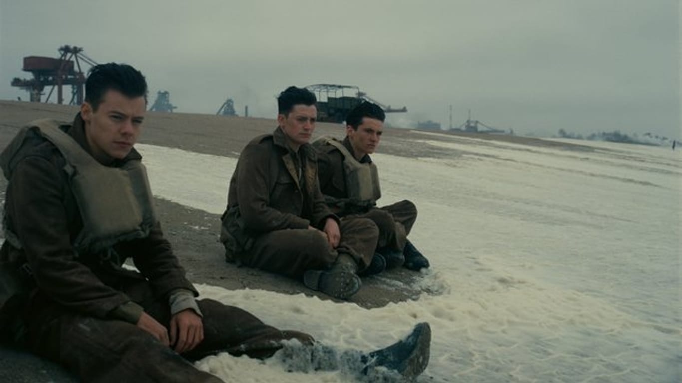 Harry Styles, Aneurin Barnard und Fionn Whitehead (l-r) in einer Szene von "Dunkirk".