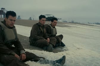 Harry Styles, Aneurin Barnard und Fionn Whitehead (l-r) in einer Szene von "Dunkirk".