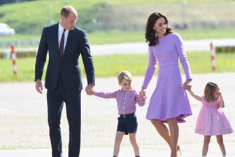Prinz William, Prinz George, Herzogin Kate und Prinzessin Charlotte: Auf ihrer neuen Weihnachtskarte posieren sie in Hellblau. Bei einem Termin ihres Deutschlandbesuches im Sommer wählten sie Lila- und Rosatöne.