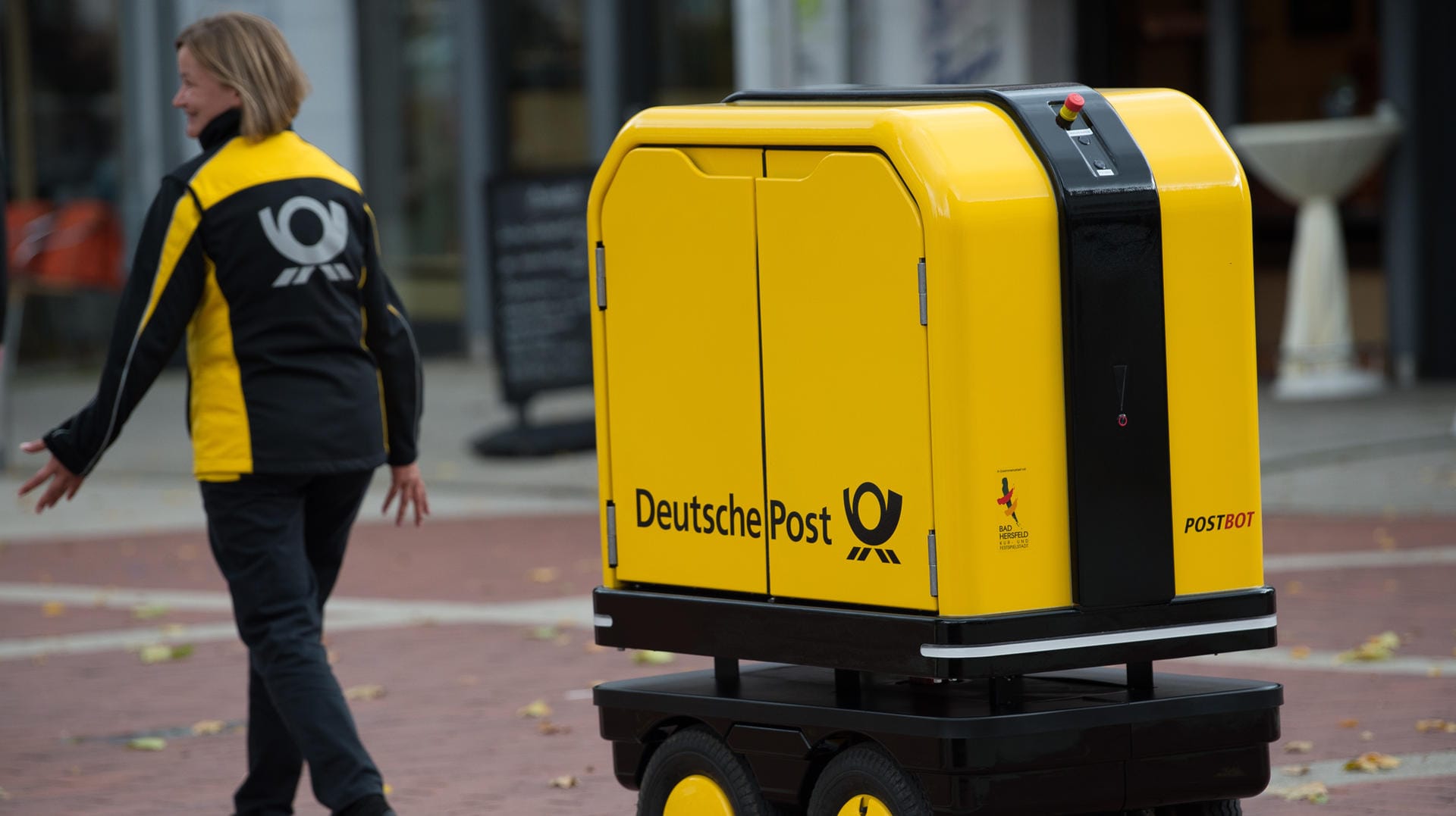 Die Deutsche Post hat die Testphase mit den "PostBOT"-Prototypen beendet. Die Deutsche Post hat die Testphase mit den "PostBOT"-Prototypen beendet.