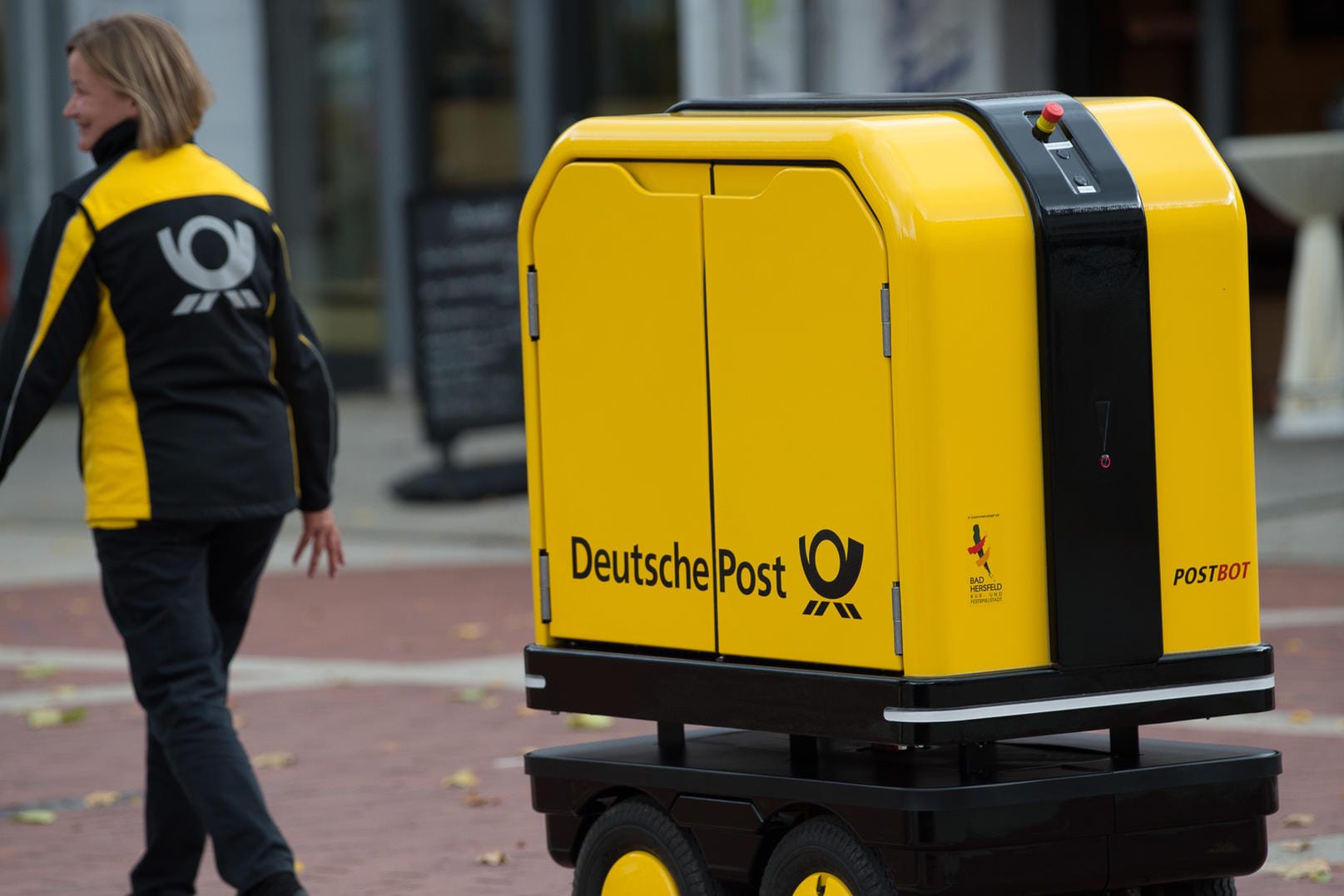 Die Deutsche Post hat die Testphase mit den "PostBOT"-Prototypen beendet. Die Deutsche Post hat die Testphase mit den "PostBOT"-Prototypen beendet.