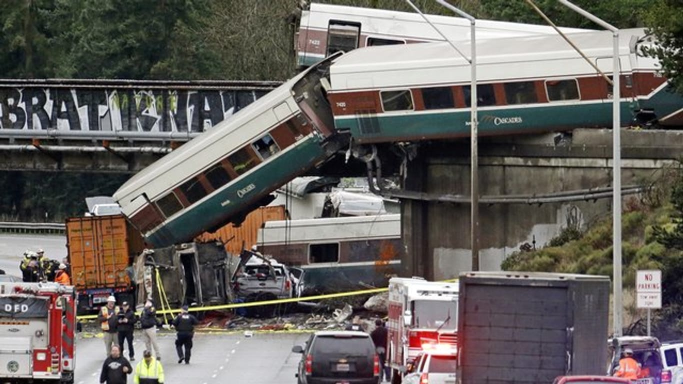 Nach Angaben des Zugbetreibers Amtrak waren rund 80 Passagiere und fünf Besatzungsmitglieder an Bord.
