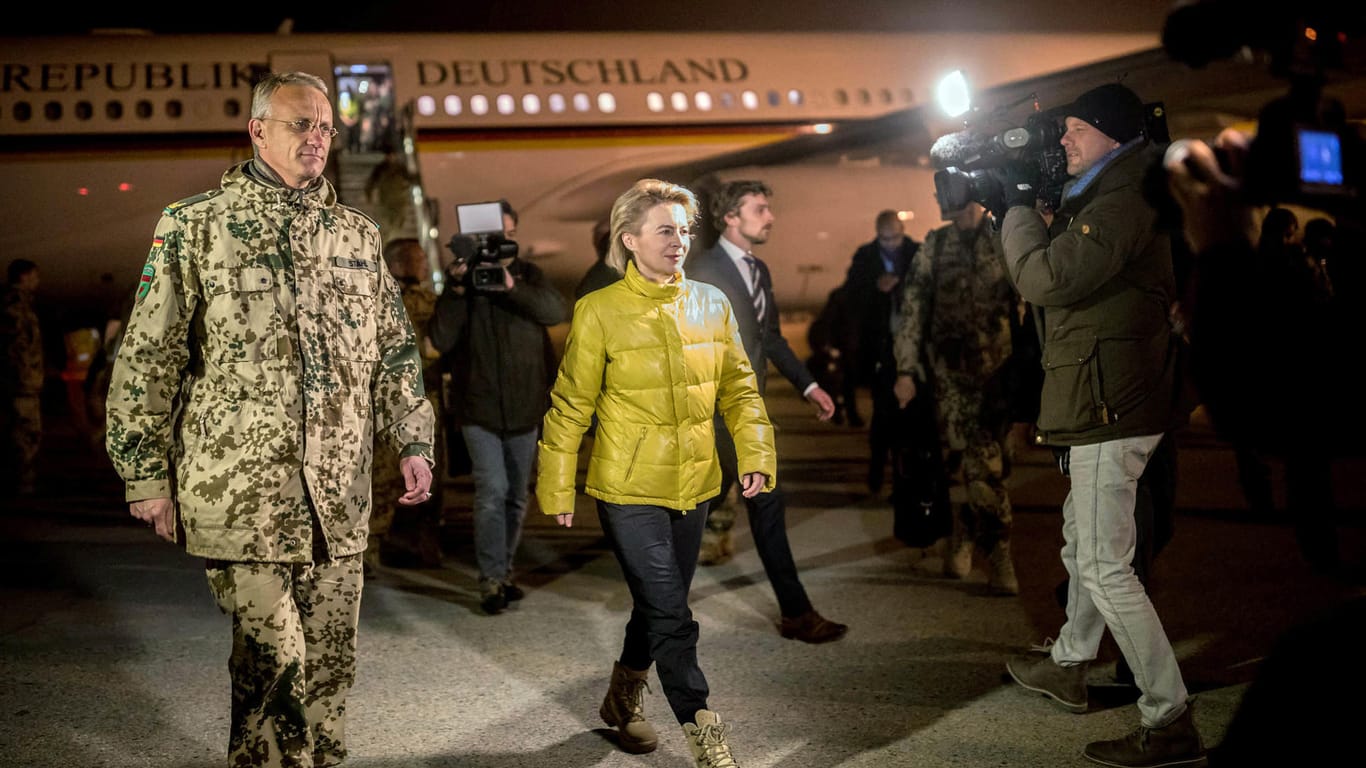Ursula von der Leyen wird von Bundeswehr Kommandeur Wolf-Jürgen Stahl am im Feldlager Camp Marmal in Masar-i-Scharif in Afghanistan begrüßt.
