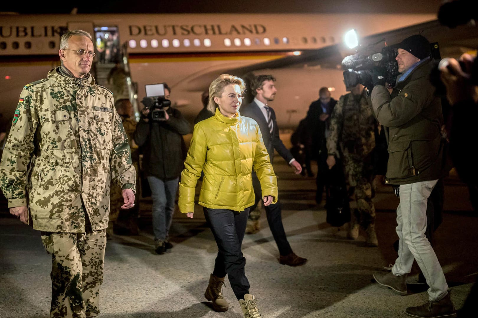 Ursula von der Leyen wird von Bundeswehr Kommandeur Wolf-Jürgen Stahl am im Feldlager Camp Marmal in Masar-i-Scharif in Afghanistan begrüßt.