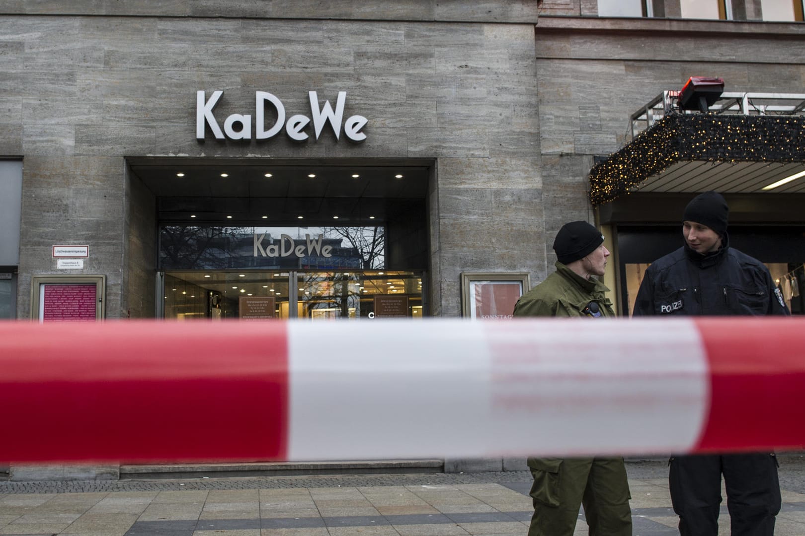 Vor dem Landgericht beginnt der zweite Prozess um den Überfall auf das Berliner Luxuskaufhaus KaDeWe im Jahr 2014.