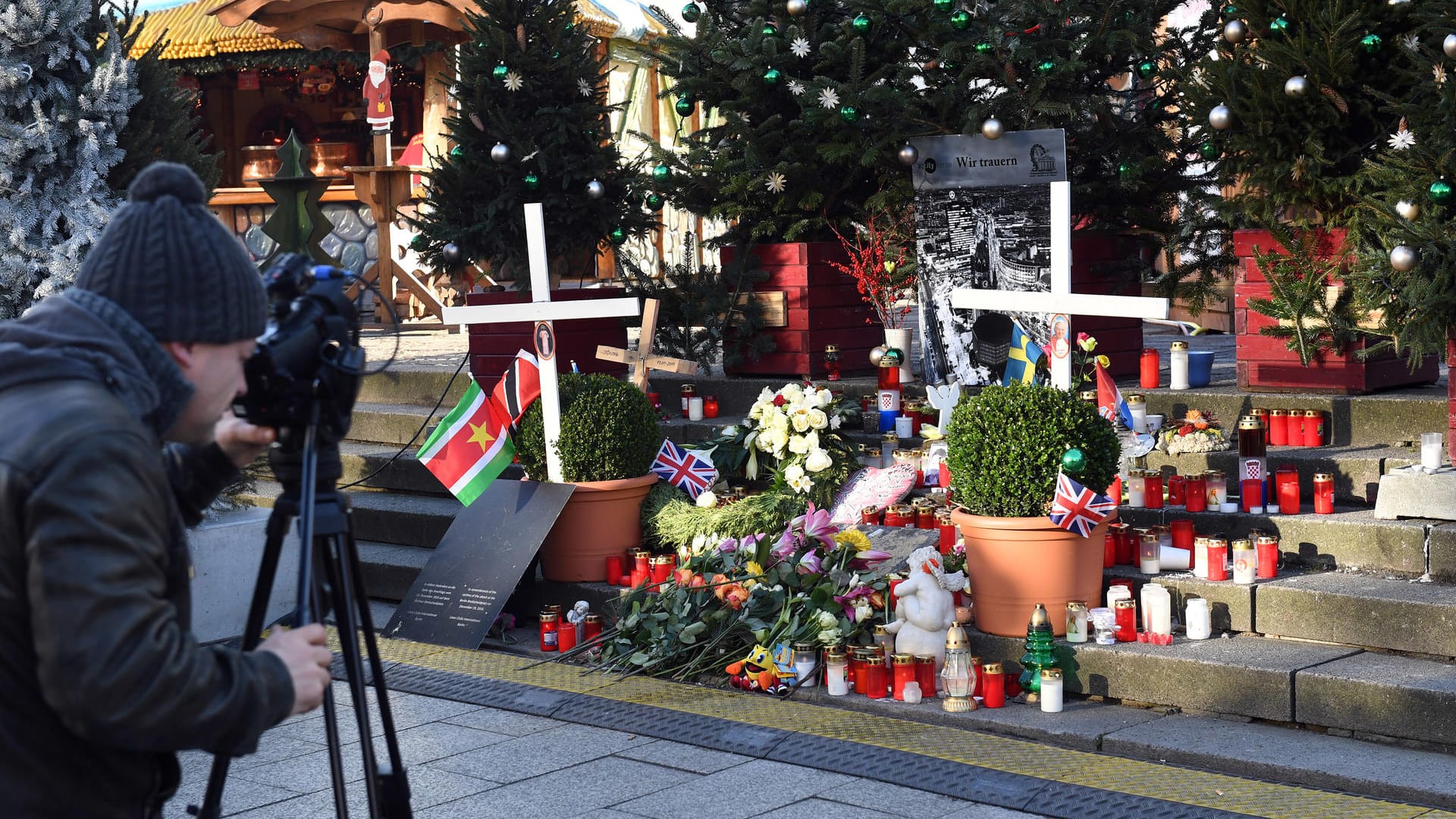 Weihnachtsmarkt am Breitscheidplatz: Angela Merkel traf nun auf Hinterbliebene und Verletzte des Anschlags von 2016. Weihnachtsmarkt am Breitscheidplatz: Angela Merkel traf nun auf Hinterbliebene und Verletzte des Anschlags von 2016.