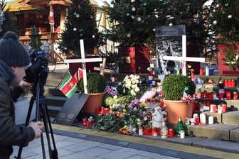 Weihnachtsmarkt am Breitscheidplatz: Angela Merkel traf nun auf Hinterbliebene und Verletzte des Anschlags von 2016.