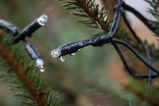 Es gibt Lichterketten, die speziell für den Außenbereich gedacht sind.