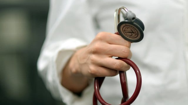 Um einen Studienplatz für Medizin zu bekommen, ist eine Abiturnote von 1,2 oder besser nötig. Um einen Studienplatz für Medizin zu bekommen, ist eine Abiturnote von 1,2 oder besser nötig.