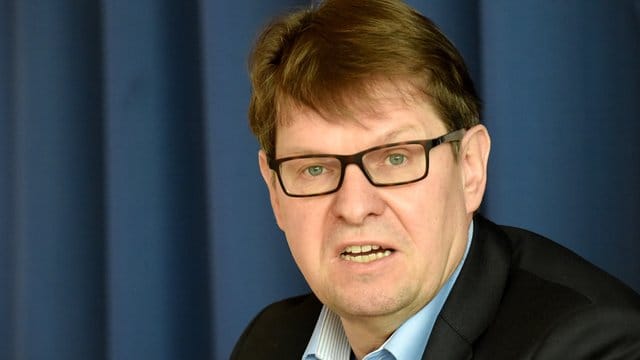 Der schleswig-holsteinische SPD-Partei- und Fraktionsvorsitzende Ralf Stegner bei einem Pressegespräch in Kiel. Der schleswig-holsteinische SPD-Partei- und Fraktionsvorsitzende Ralf Stegner bei einem Pressegespräch in Kiel.
