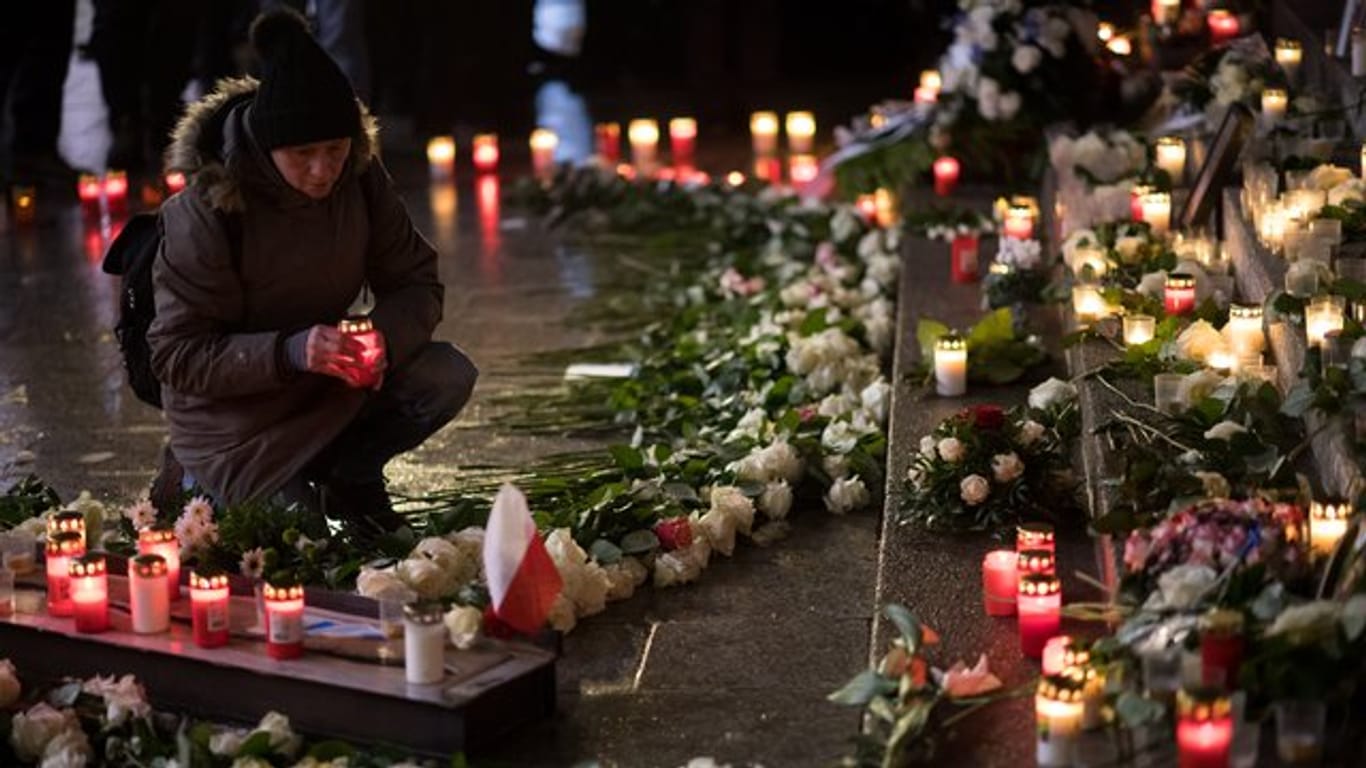 Gedenken am Breitscheidplatz: Eine Frau stellt für die Opfer des islamistischen Terroranschlags auf dem Weihnachtsmarkt an der Gedächtniskirche eine Kerze auf.
