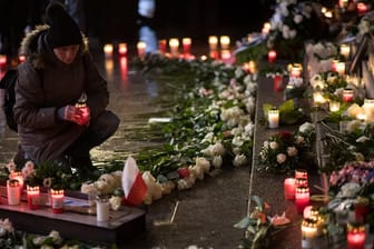 Gedenken am Breitscheidplatz: Eine Frau stellt für die Opfer des islamistischen Terroranschlags auf dem Weihnachtsmarkt an der Gedächtniskirche eine Kerze auf.