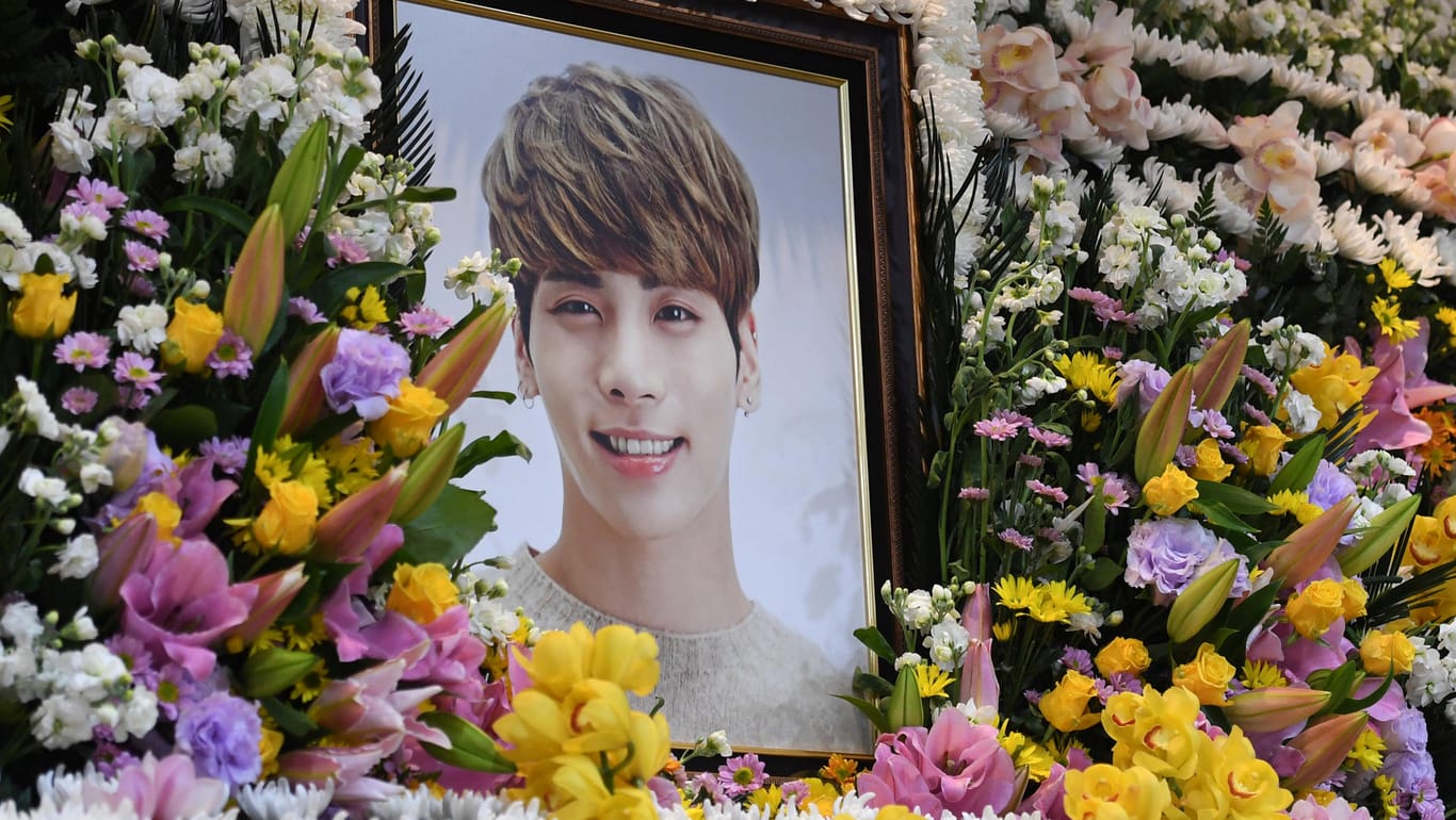 Blumen für Kim Jong-hyun: Der koreanische Popstar ist am Montagabend (Ortszeit) in Seoul gestorben.