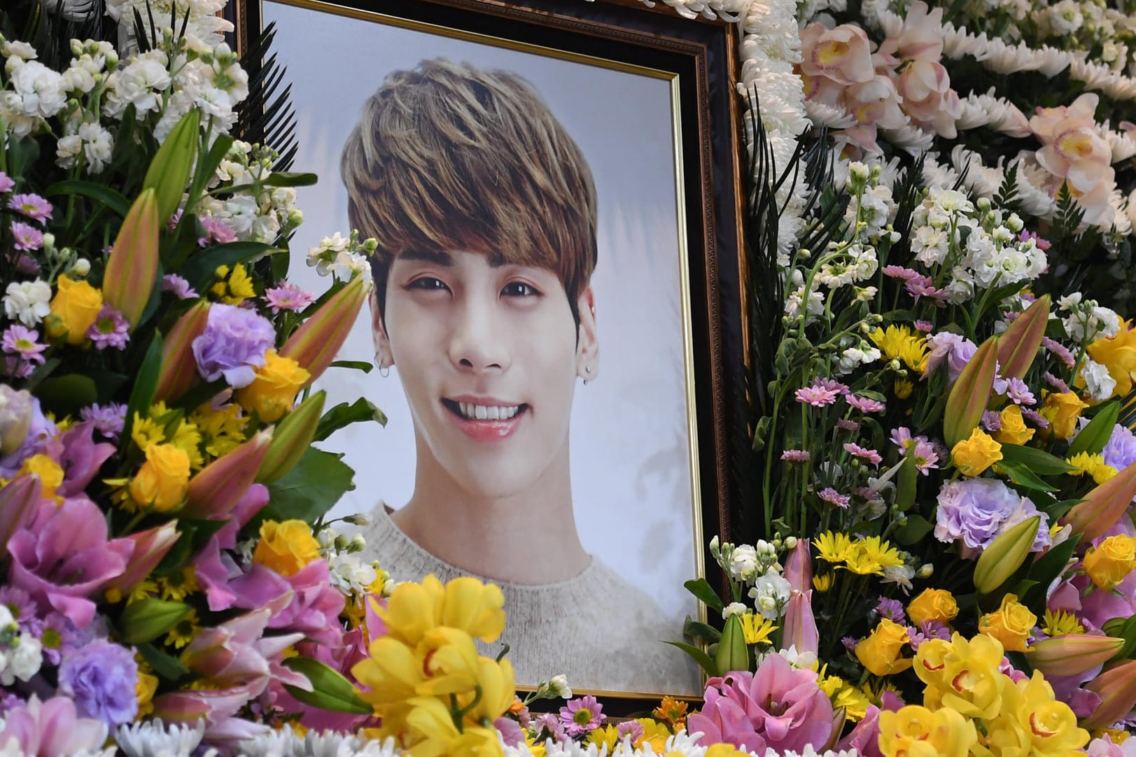 Blumen für Kim Jong-hyun: Der koreanische Popstar ist am Montagabend (Ortszeit) in Seoul gestorben.