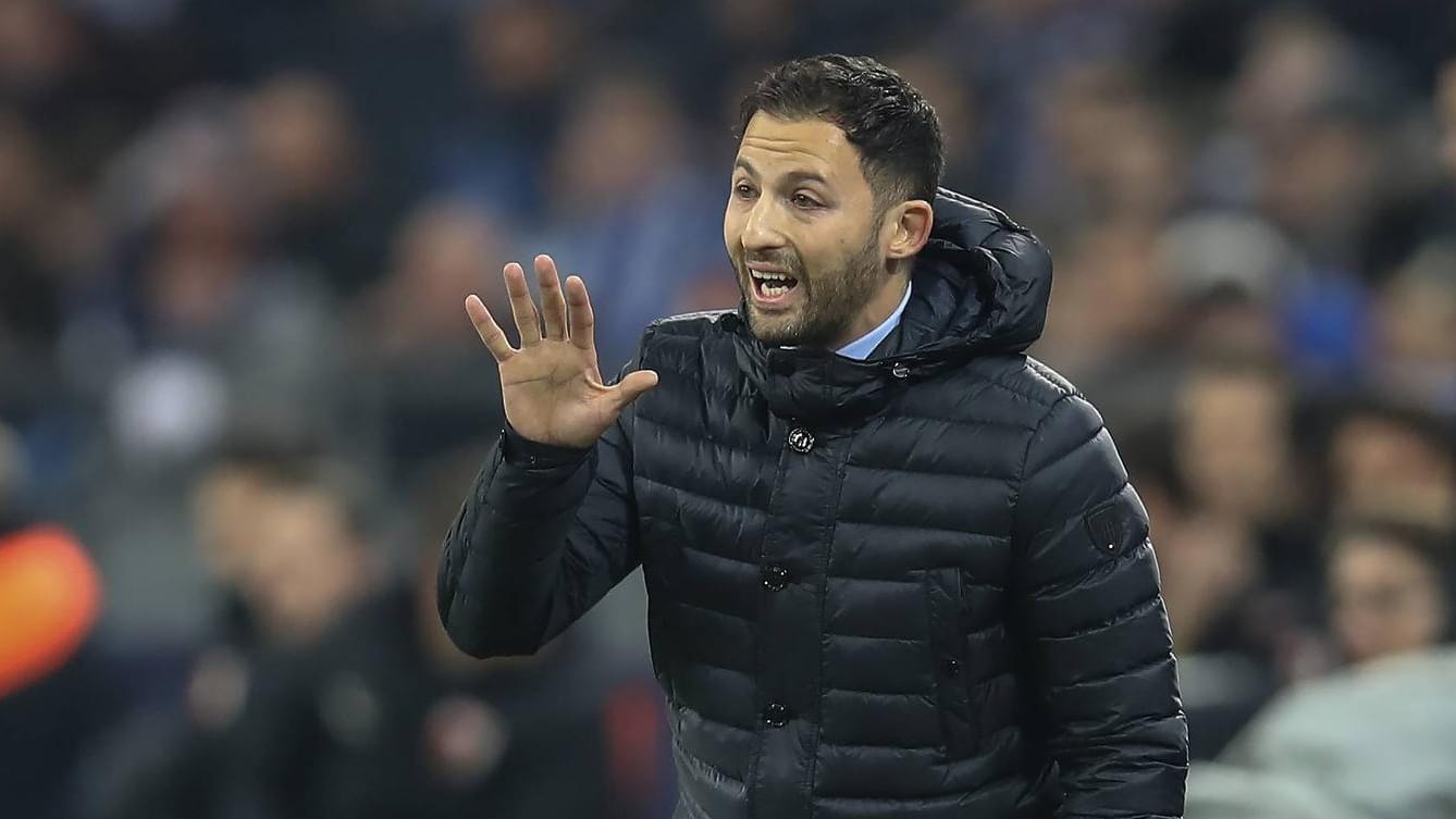 Domenico Tedesco gestikuliert an der Seitenlinie: Schalkes Trainer erwartet im Pokal-Achtelfinale einen unangenehmen Gegner.