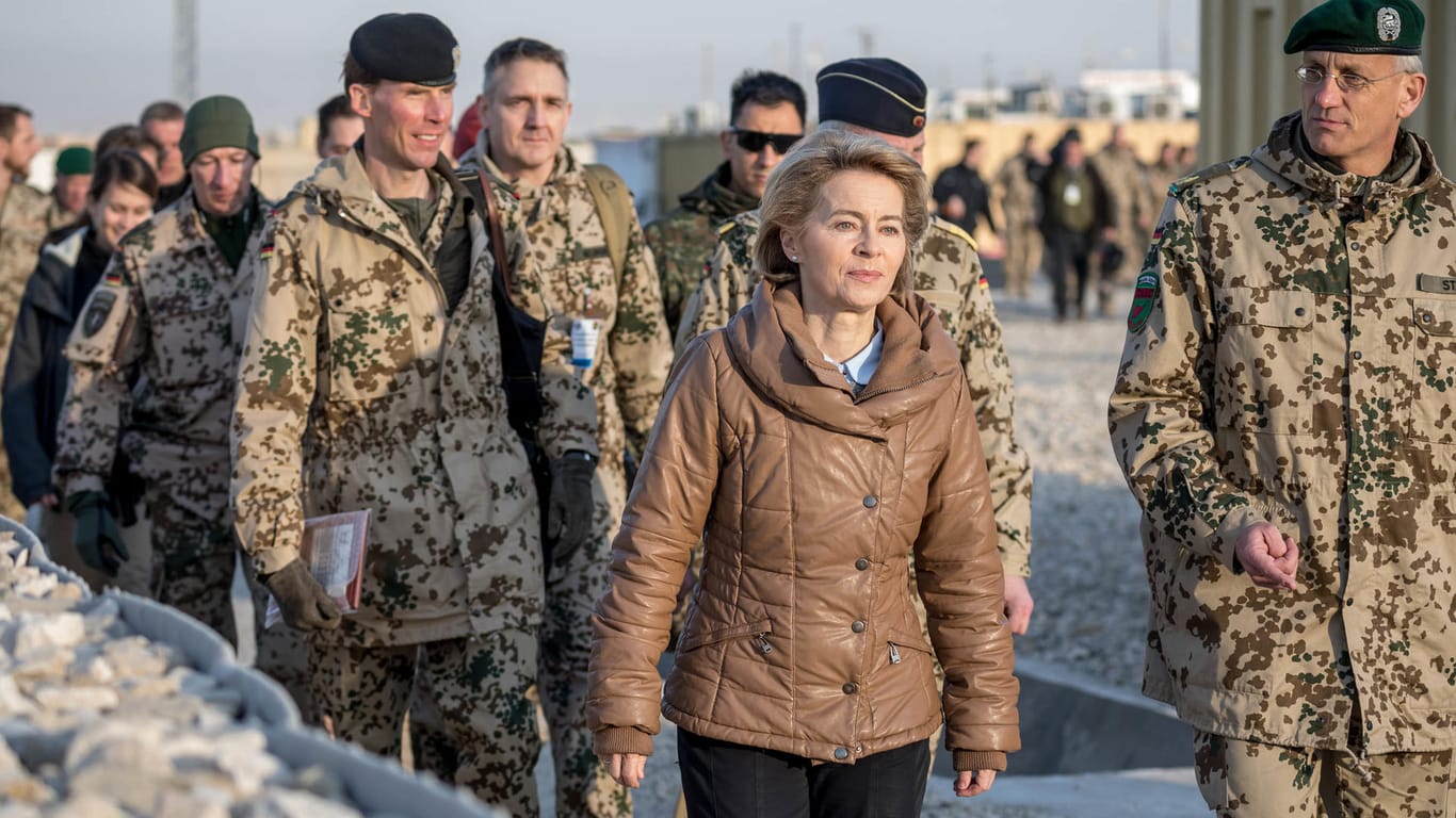 Verteidigungsministerin Ursula von der Leyen (CDU) am Dienstag: Um die Ausbilder der Bundeswehr zu unterstützen, will sie weitere Kampfsoldaten nach Afghanistan entsenden.