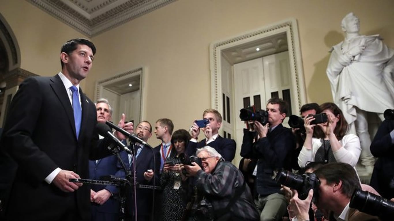 Der Vorsitzende des Abgeordnetenhauses, Paul Ryan, spricht im Kapitol in Washington zu Pressevertretern.