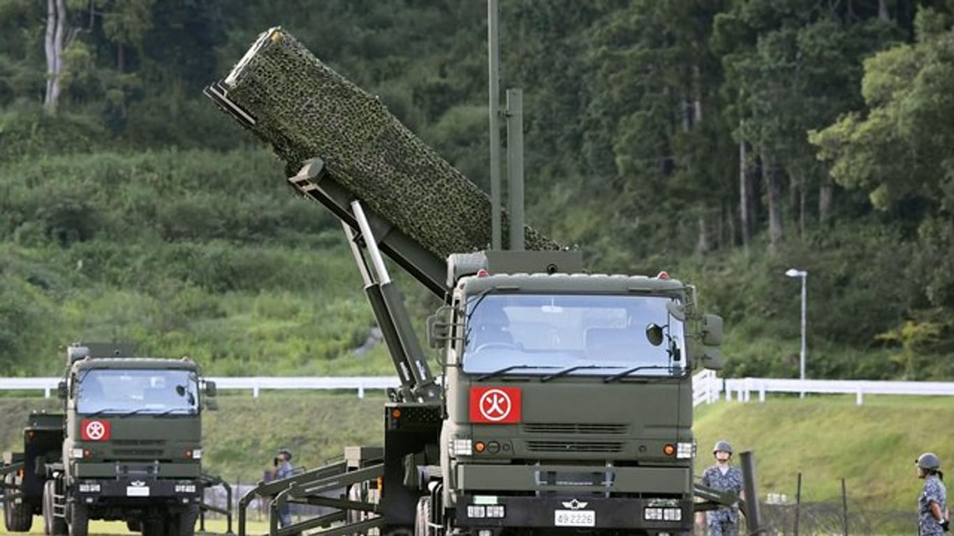 Ein Raketenabwehr-System PAC-3 auf dem Gelände einer Garnision der japanischen Bodenstreitkräfte in Konan.