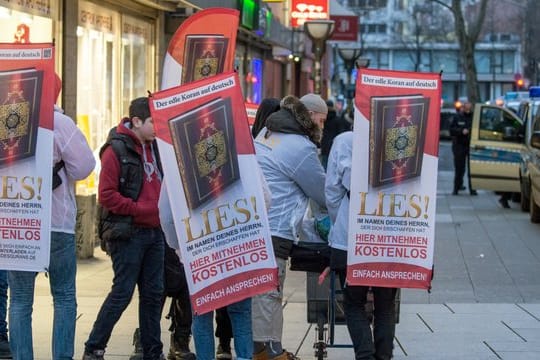 Mit einem Plakat auf dem Rücken versucht ein Teilnehmer der Koran-Verteilaktion "Lies!" Anfang 2015 die Aufmerksamkeit auf sich zu ziehen.