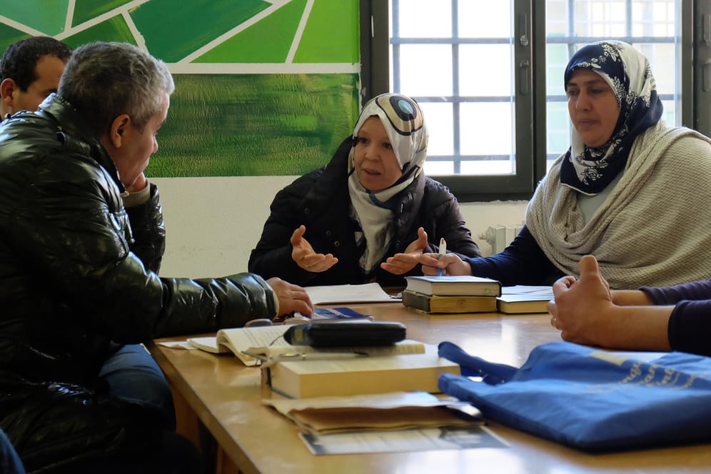 Soraya Houli (r.) und Amina Saleh beim Islamunterricht in einem Mailänder Gefängnis: Vorbeugung gegen Radikalisierung.
