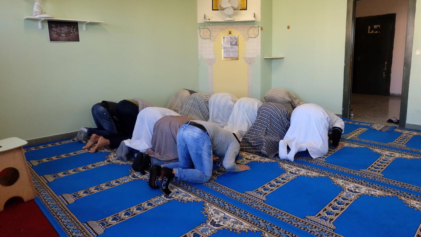 Muslimische Häftlinge beim Gebet in der Moschee vom Gefängnis in Mailand-Bollate.
