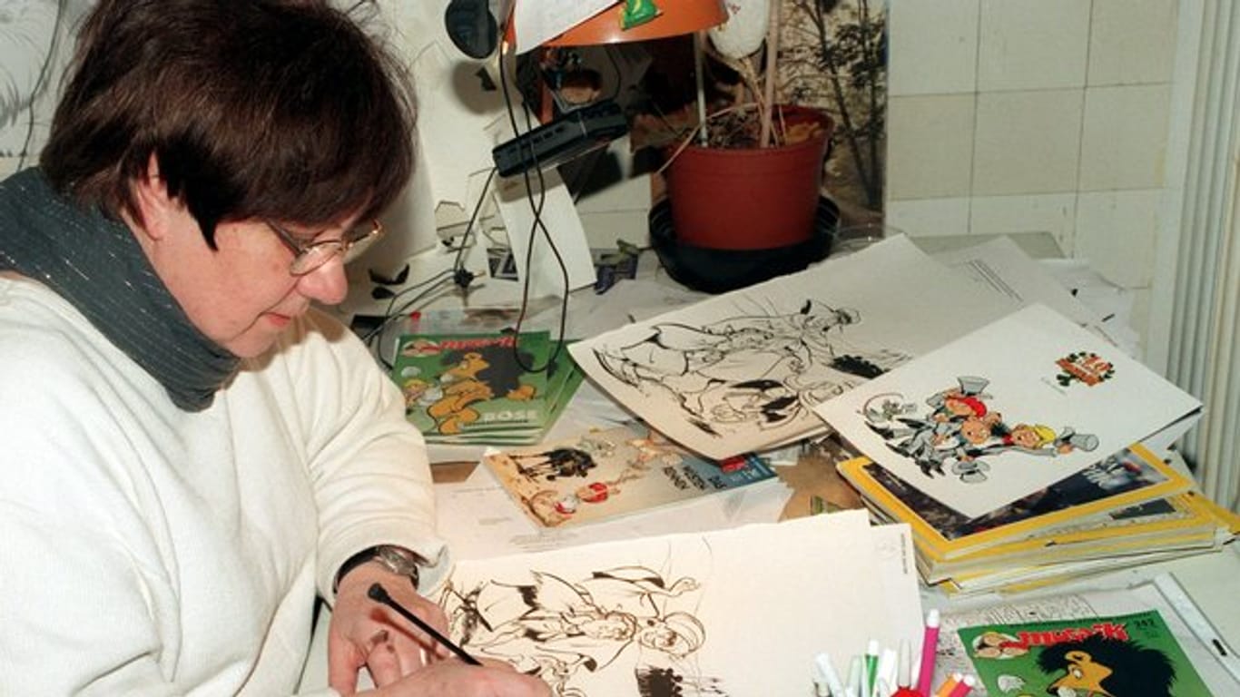 Comic-Zeichnerin Lona Rietschel malt Bilder für das Heft "Abrax und die 40 Räuber" (1996).