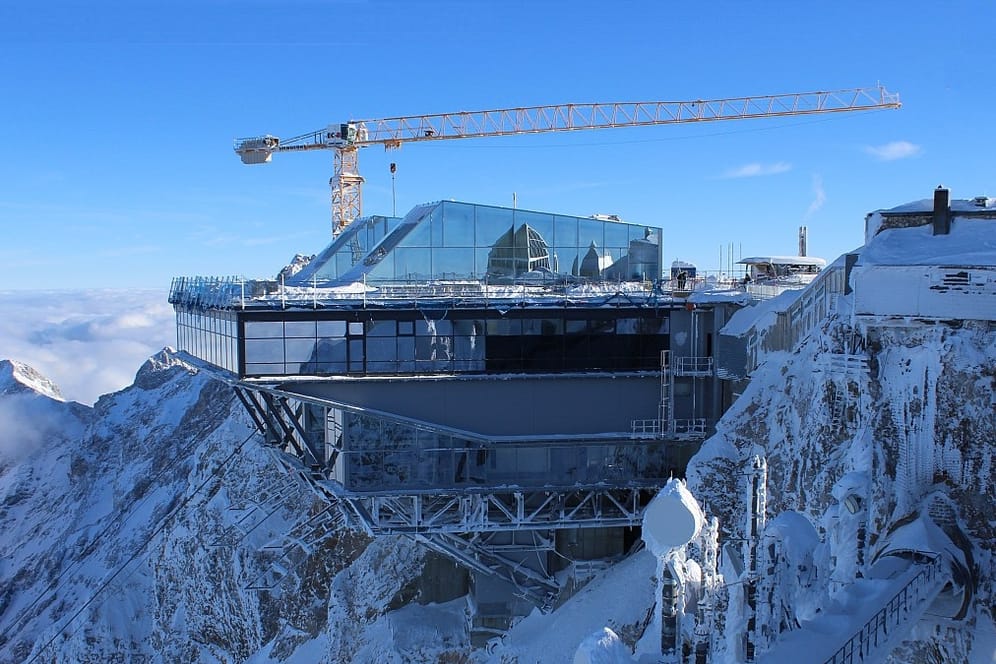 Fast fertig: Die Bergstation der neuen Superbahn auf der Zugspitze.