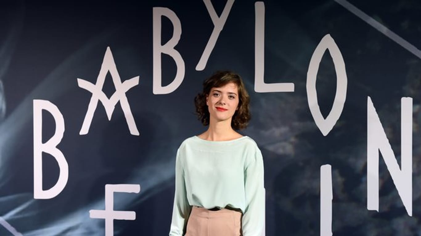 Liv Lisa Fries 2016 in Berlin bei einem Pressetermin zur Serie "Babylon Berlin".