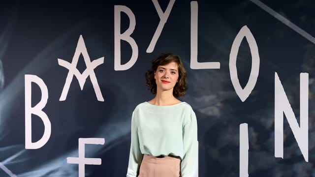 Liv Lisa Fries 2016 in Berlin bei einem Pressetermin zur Serie "Babylon Berlin". Liv Lisa Fries 2016 in Berlin bei einem Pressetermin zur Serie "Babylon Berlin".