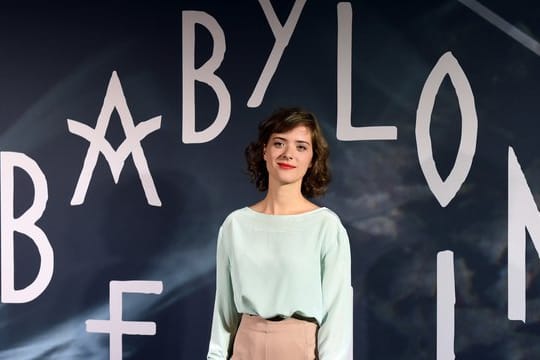 Liv Lisa Fries 2016 in Berlin bei einem Pressetermin zur Serie "Babylon Berlin".
