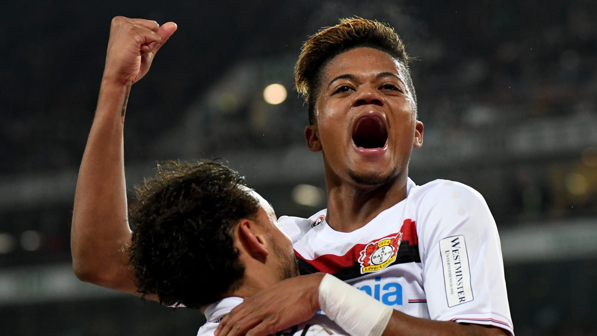Leon Bailey (o.) jubelt über seinen zweiten Treffer in Hannover: Der Jamaikaner erzielt seinen ersten Doppelpack in der Bundesliga. Leon Bailey (o.) jubelt über seinen zweiten Treffer in Hannover: Der Jamaikaner erzielt seinen ersten Doppelpack in der Bundesliga.