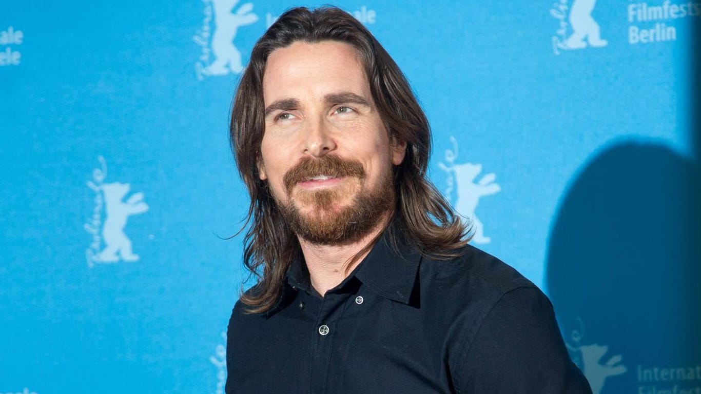 Mit langen Haaren und weitaus schmaler – auch so hat man Christian Bale schon mal gesehen.