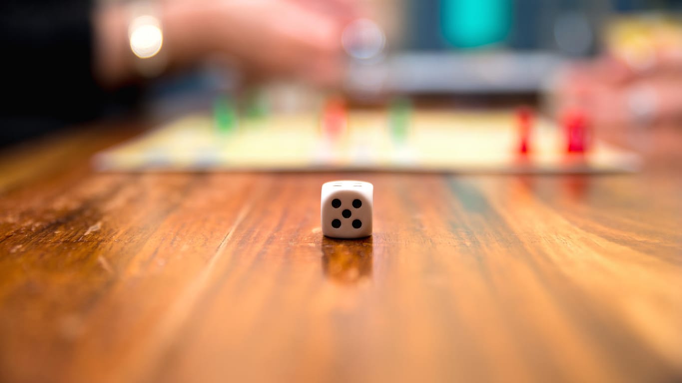 Brettspiel und Würfel: Gut 29 Prozent der Deutschen greifen häufig zu Spielbrett oder Karten.