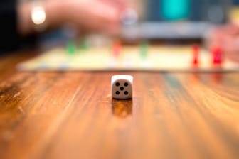 Brettspiel und Würfel: Gut 29 Prozent der Deutschen greifen häufig zu Spielbrett oder Karten.