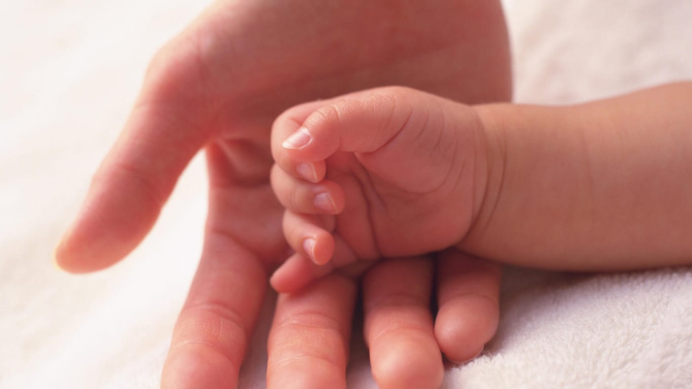Eine Babyhand in der Hand der Mutter: Kurz vor Weihnachten hat eine Frau 2016 ihr Kind auf einem Bürgersteig in London geboren.