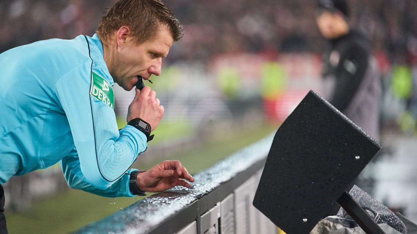 Mittlerweile eine typische Szene in der Bundesliga: Schiedsrichter Patrick Ittrich checkt am Bildschirm eine Szene – die Zuschauer wissen oft nicht, worum es in der Situation geht.