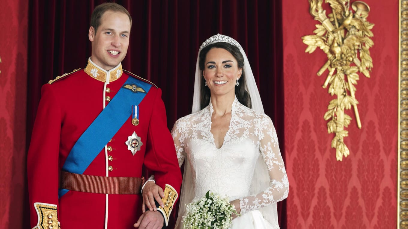 Herzogin Kate trug zu ihrer Hochzeit mit Prinz William im Jahr 2011 ein Kleid aus dem Hause Alexander McQueen, designt von Sarah Burton.