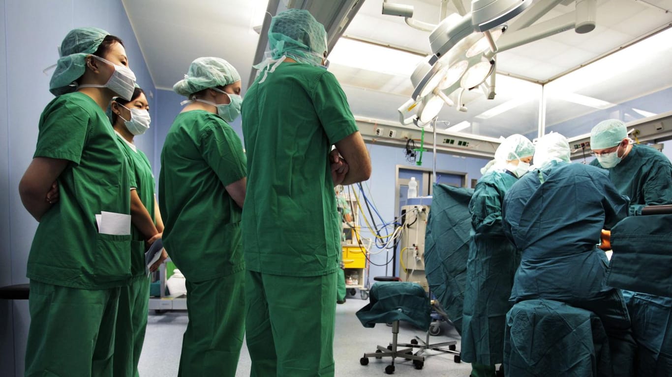 Medizinstudenten beobachten eine Operation in der Martin Luther Universität in Halle.