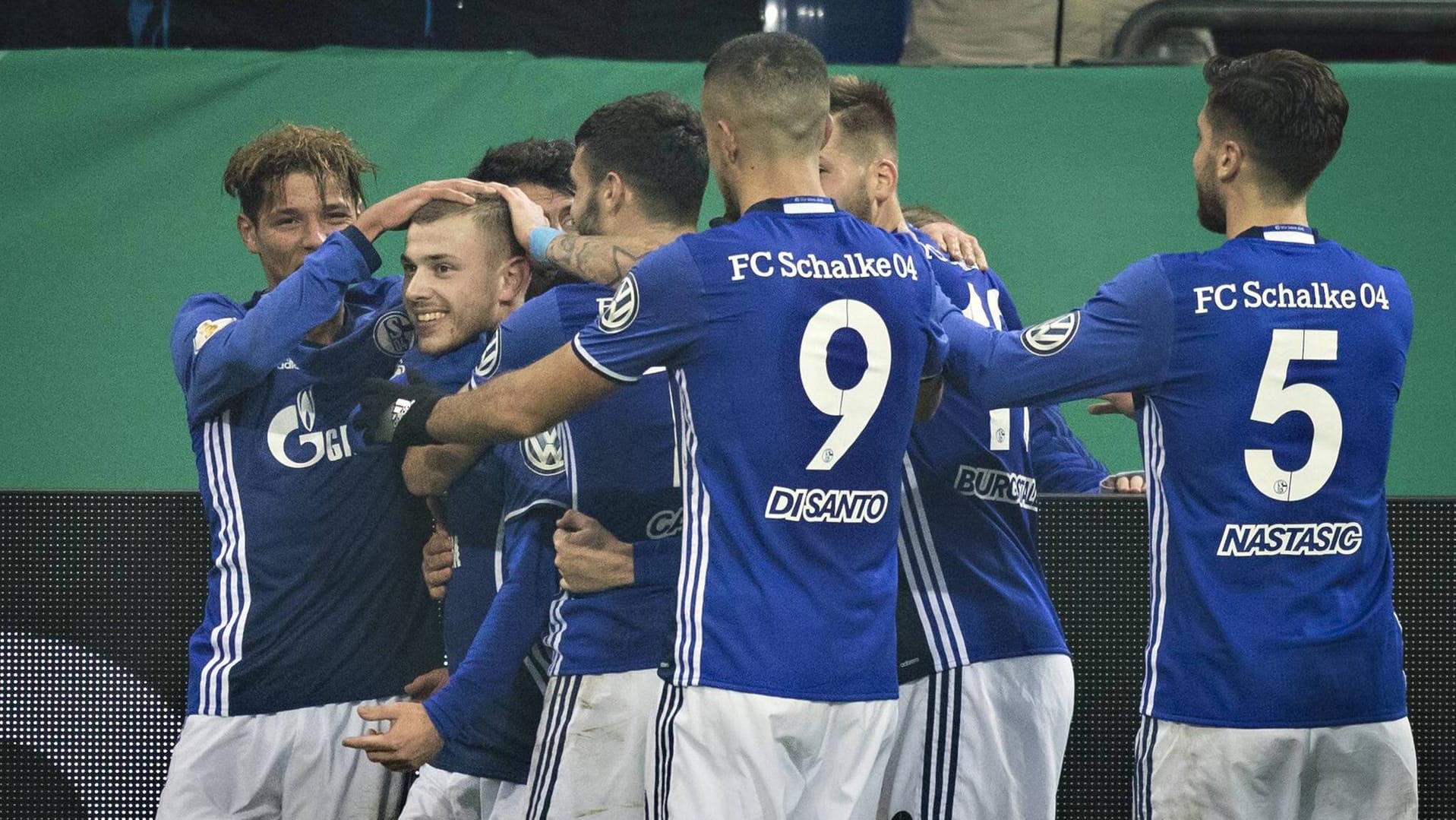 Torjubel um Max Meyer (Zweiter von links) von Schalke 04. Torjubel um Max Meyer (Zweiter von links) von Schalke 04.